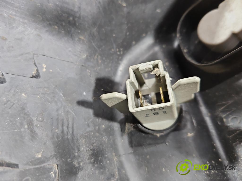 Nissan Note I 2006-2012 1.5 dci 86 HP manual 63 kW 1461 cm3 5- Reflektor: pravý  (Svetlo predné pravé)