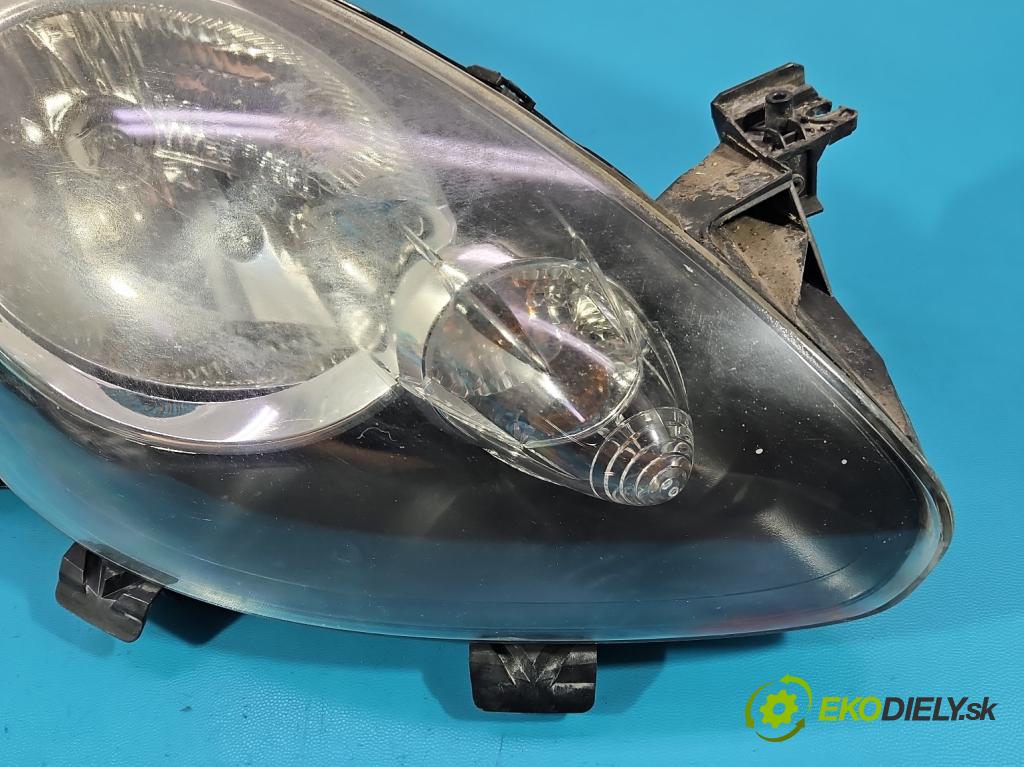 Toyota Aygo 2005-2014 1.0 12V 68 HP manual 50 kW 998 cm3 3- Reflektor: pravý 81110-0H010 (Svetlo predné pravé)
