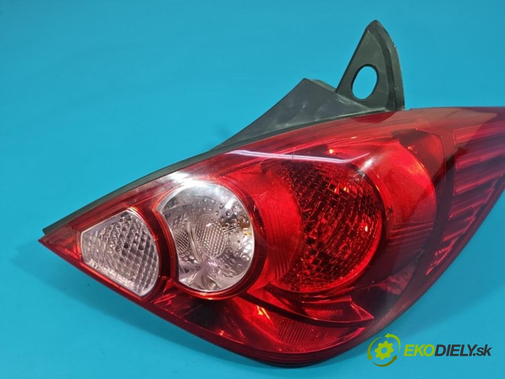 Nissan Tiida 1.8 16V 124 hp automatic 91 kW 1798 cm3 5- světlo zadní pravé blatník: