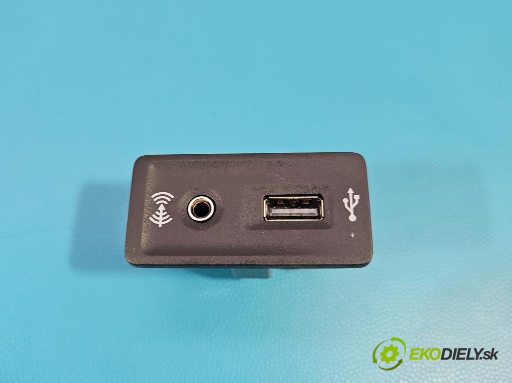 Seat Leon III 2012-2020 1.2 TSI 86 HP manual 63 kW 1197 cm3 3- zásuvka USB 5G0035222