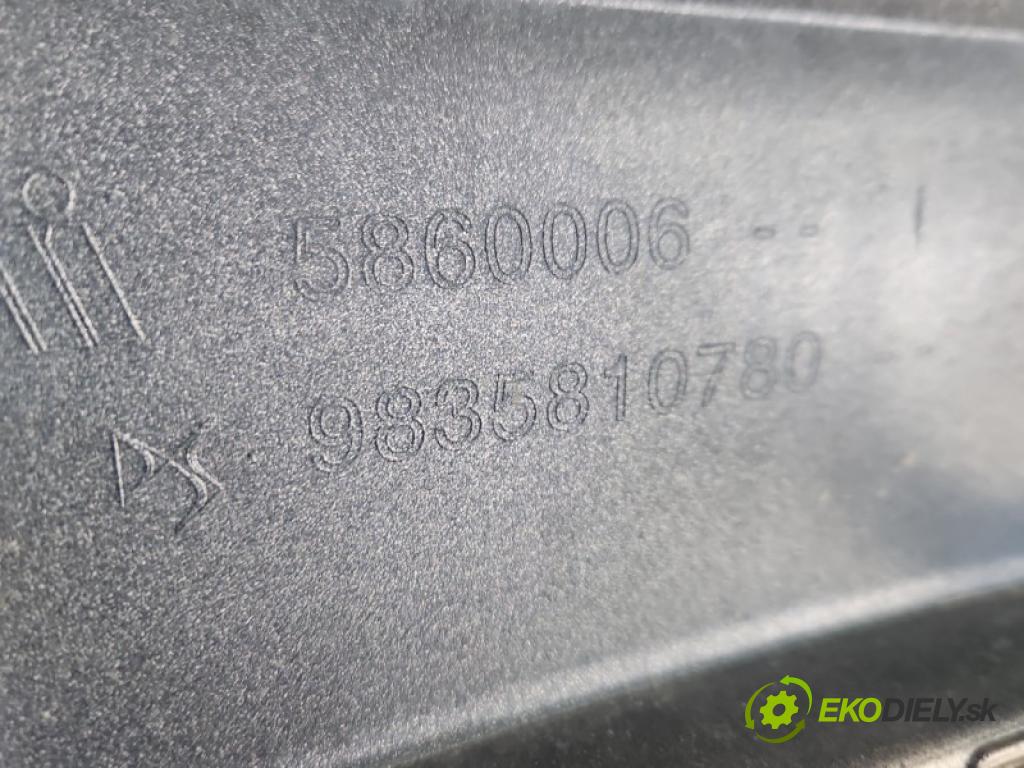DS 4 II 2021- 1.6 T 181KM automatic 133 kW 1598 cm3 5- nárazník zadní 9835810780 (Klika dveří ostatní)