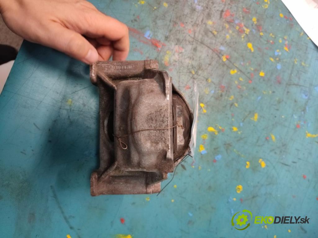 Audi A4 B8 2007-2015 2.7 tdi 190 HP automatic 140 kW 2698 cm3 4- airbag motora 8R0199381 (Držiak motora)