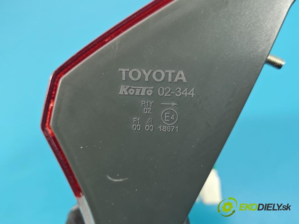 Toyota Auris II 2012-2018 1.6 16V 132  HP manual 97 kW 1598 cm3 5- svetlo / reflektor zadné pravé kufrové dvere