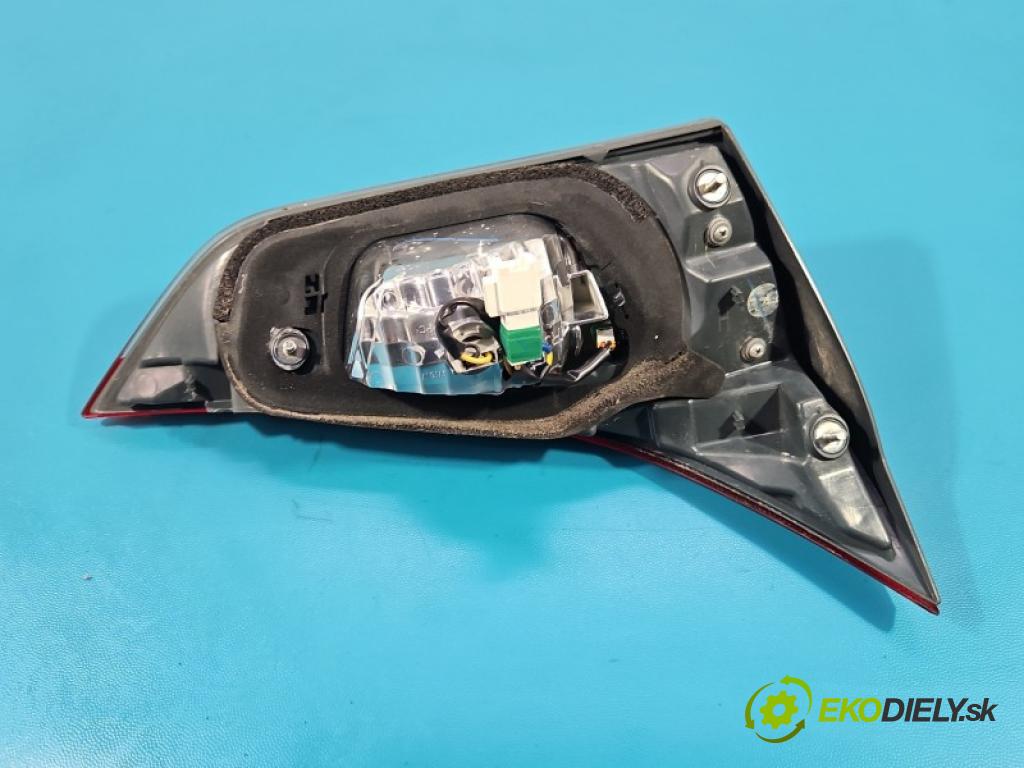 Toyota Auris II 2012-2018 1.6 16V 132  HP manual 97 kW 1598 cm3 5- svetlo / reflektor zadné pravé kufrové dvere
