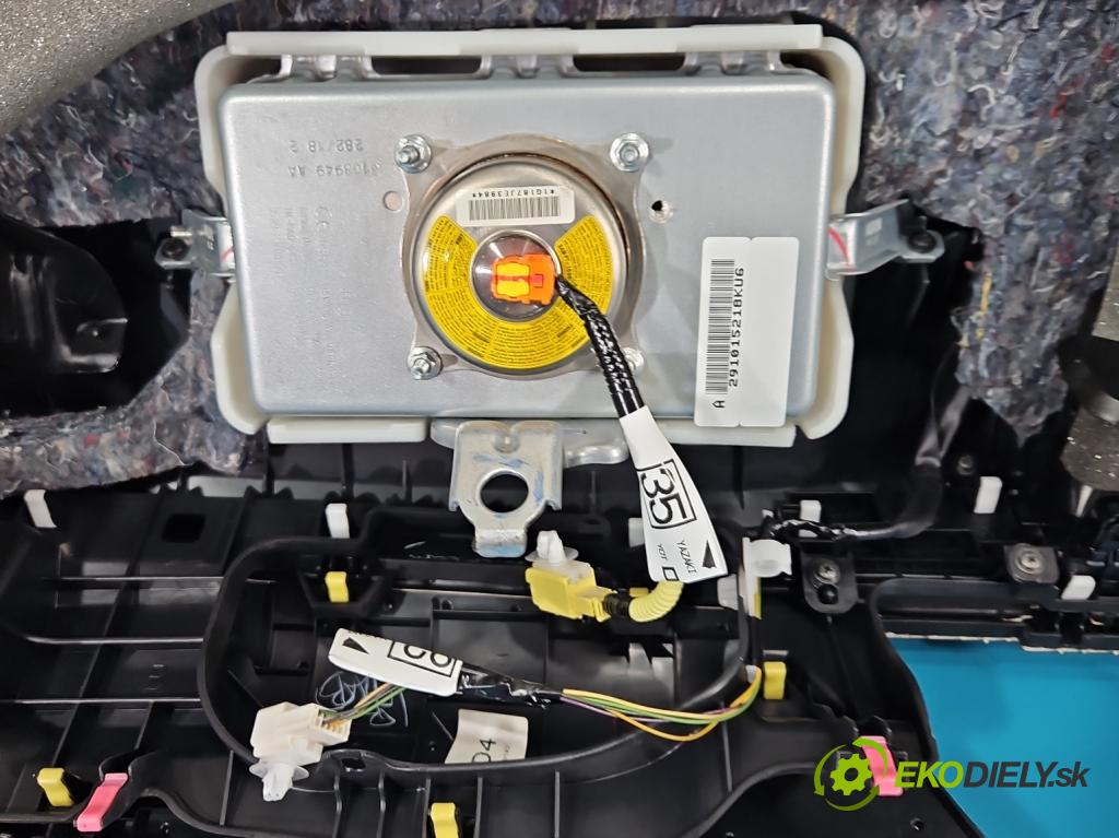 Toyota Auris II 2012-2018 1.6 16V 132 hp manual 97 kW 1598 cm3 5- kokpit,přistrojova deska