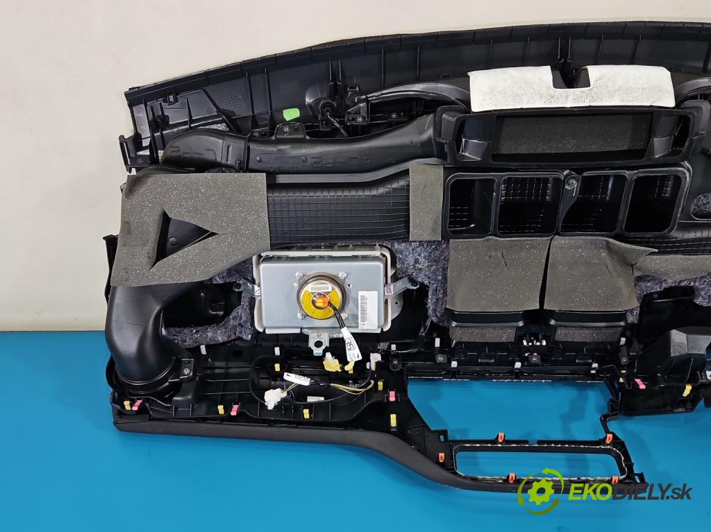 Toyota Auris II 2012-2018 1.6 16V 132 hp manual 97 kW 1598 cm3 5- kokpit,přistrojova deska