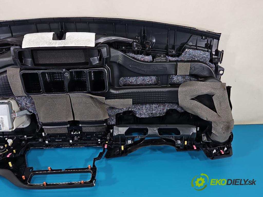 Toyota Auris II 2012-2018 1.6 16V 132 hp manual 97 kW 1598 cm3 5- kokpit,přistrojova deska