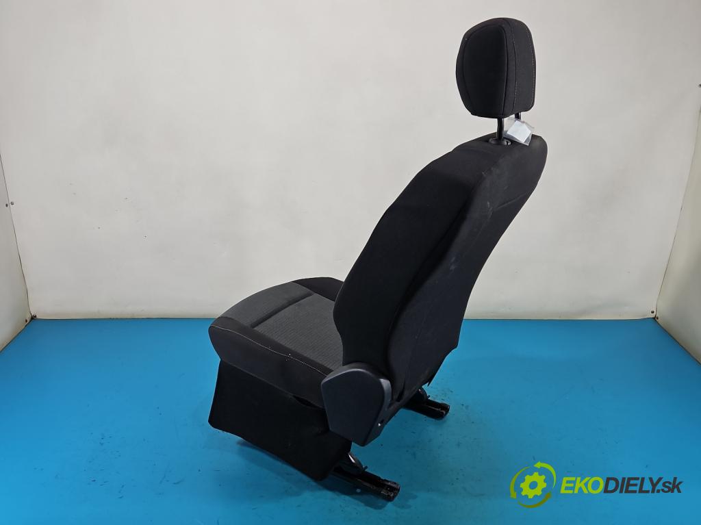 Toyota Proace City 1.2 12V 110 HP manual 81 kW 1199 cm3 5- Sedačka pravý  (Sedadlo)