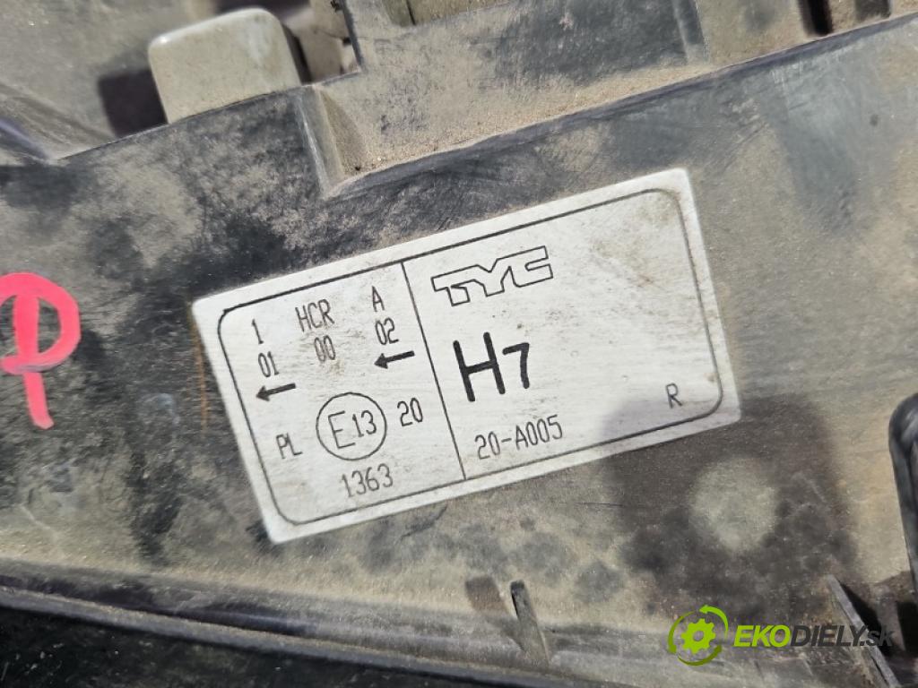 Audi A4 B5 1994-2001 1.9 tdi AHH 90 HP manual 66 kW 1896 cm3 4- Reflektor: pravý (Svetlo predné pravé)