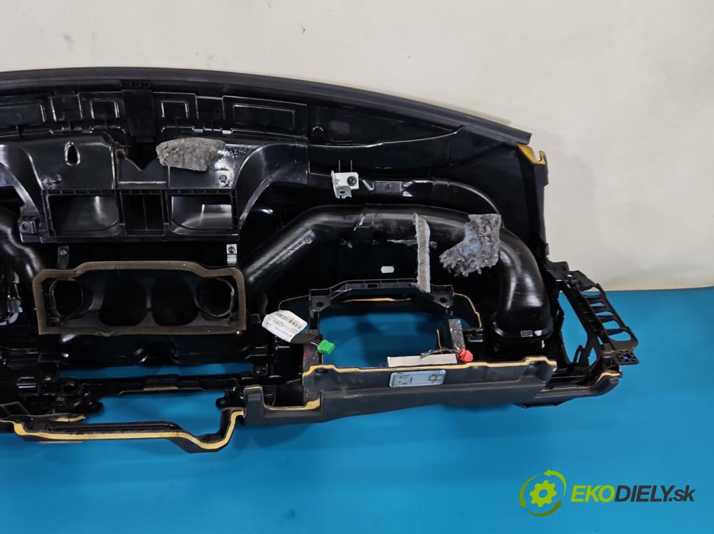 Volvo V70 III 2007-2016 2.4 D5 185 HP automatic 136 kW 2400 cm3 5- kokpit,pristrojová doska rozdeľovacia