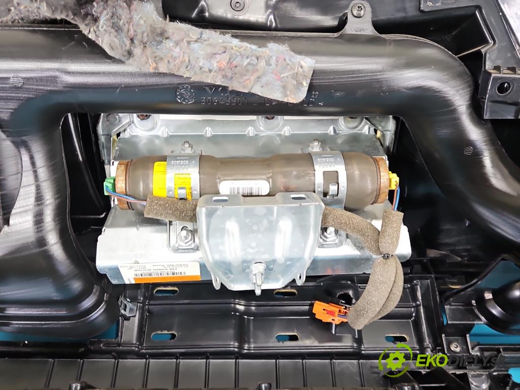 Volvo V70 III 2007-2016 2.4 D5 185 HP automatic 136 kW 2400 cm3 5- kokpit,pristrojová doska rozdeľovacia