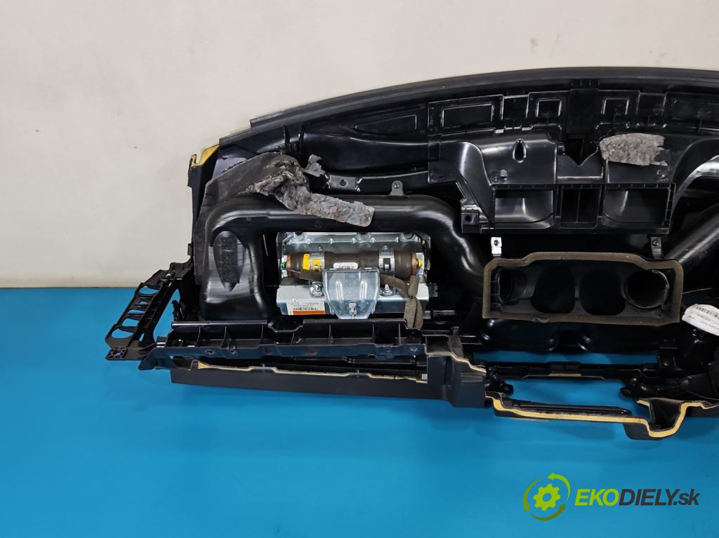 Volvo V70 III 2007-2016 2.4 D5 185 HP automatic 136 kW 2400 cm3 5- kokpit,pristrojová doska rozdeľovacia