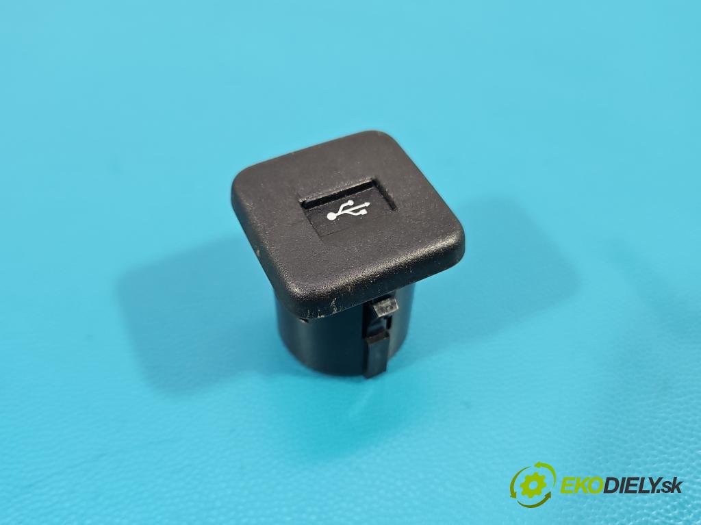 Suzuki Vitara II 2015- 1.6 16V 120 hp manual 88 kW 1586 cm3 5- zásuvka USB 
