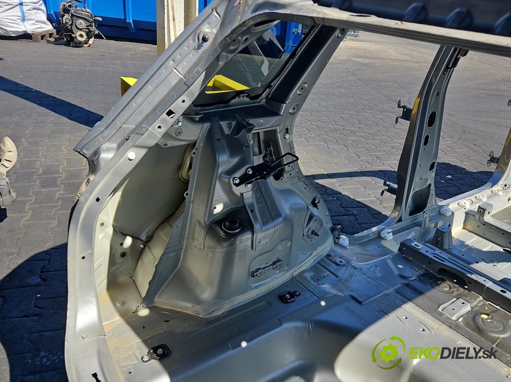 Suzuki Vitara II 2015- 1.6 16V 120 hp manual 88 kW 1586 cm3 5- blatnik zadní levý