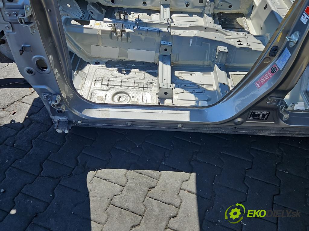 Suzuki Vitara II 2015- 1.6 16V 120 hp manual 88 kW 1586 cm3 5- práh levý  (Karoserie ostatní)