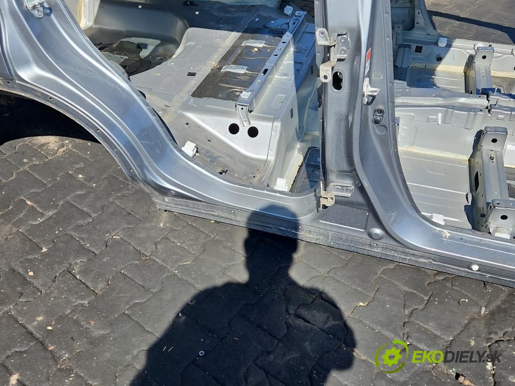 Suzuki Vitara II 2015- 1.6 16V 120 hp manual 88 kW 1586 cm3 5- práh pravý  (Karoserie ostatní)