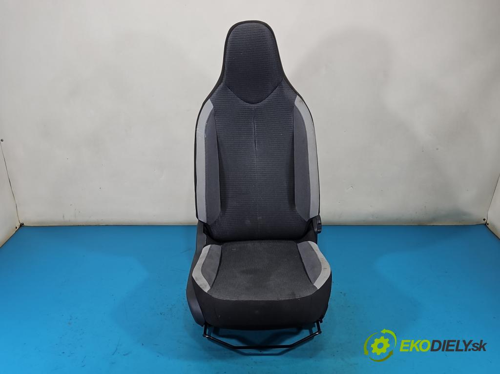 Toyota Aygo II 2014-2022 1.0 vvti 72 HP manual 53 kW 998 cm3 5- Sedačka pravý  (Sedadlo)