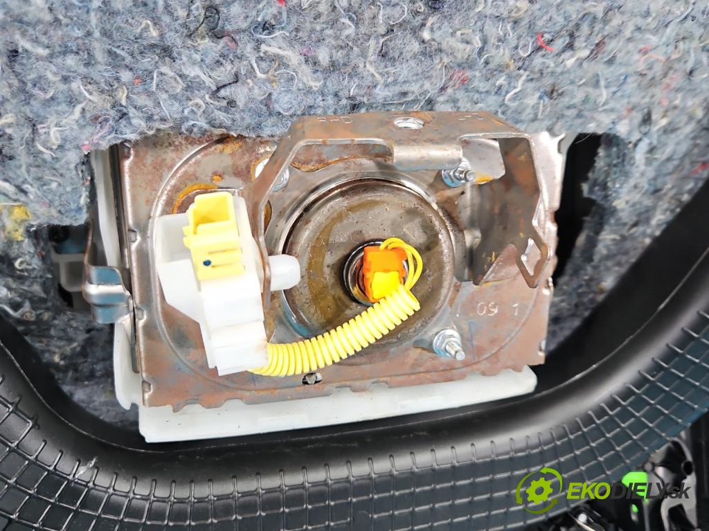 Toyota Aygo II 2014-2022 1.0 vvti 72 HP manual 53 kW 998 cm3 5- kokpit,pristrojová doska rozdeľovacia