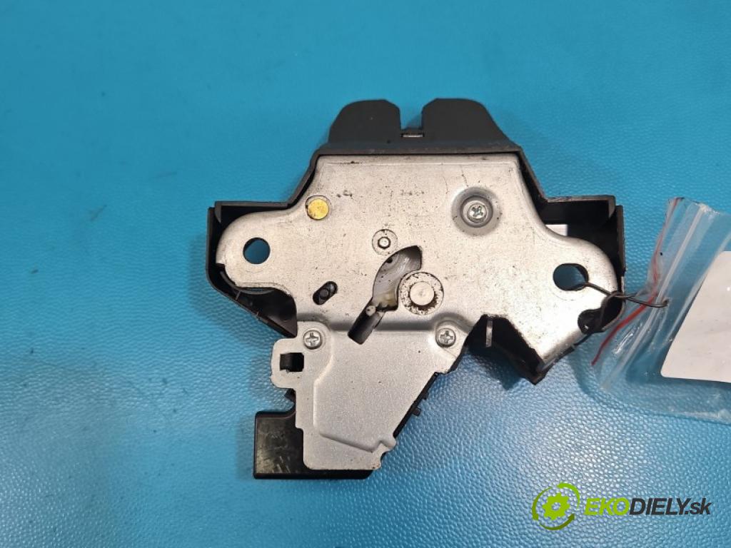 Toyota Corolla E16/E18  2013-2019 1.6 16V 132  HP manual 97 kW 1598 cm3 4- zámok kufrové dvere zadné
