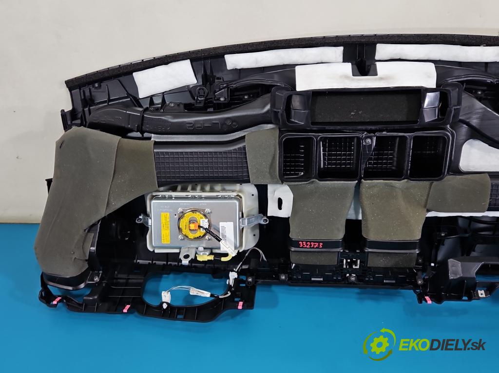 Toyota Corolla E16/E18  2013-2019 1.6 16V 132 hp manual 97 kW 1598 cm3 4- kokpit,přistrojova deska