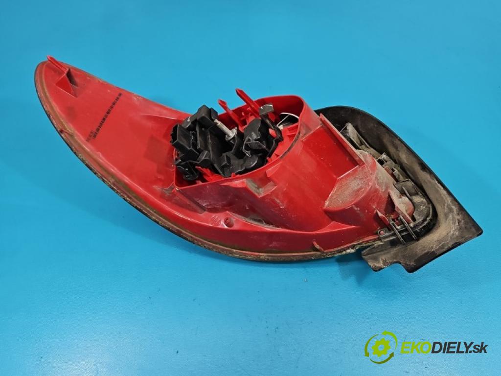 Peugeot 206 1.6 16V 109 HP manual 80 kW 1587 cm3 2- svetlo / reflektor zadné pravé blatník