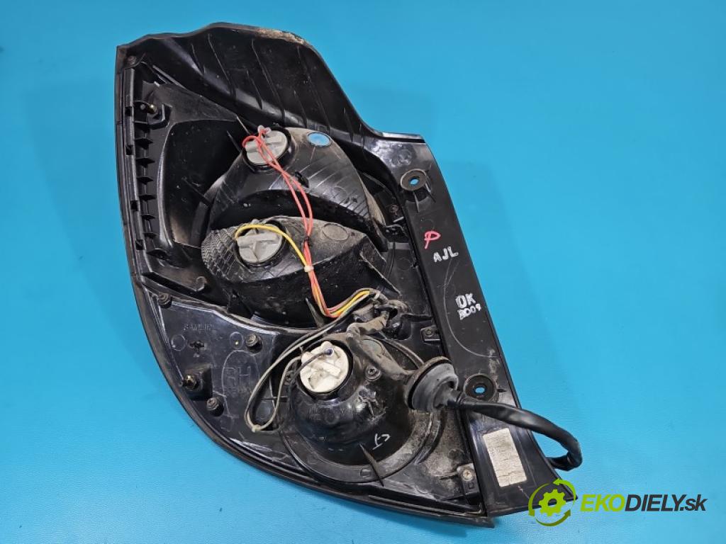 Chevrolet Aveo T300 2011-2014 1.2 16V A12XER: 86 HP manual 63 kW 1229 cm3 5- svetlo / reflektor zadné pravé blatník