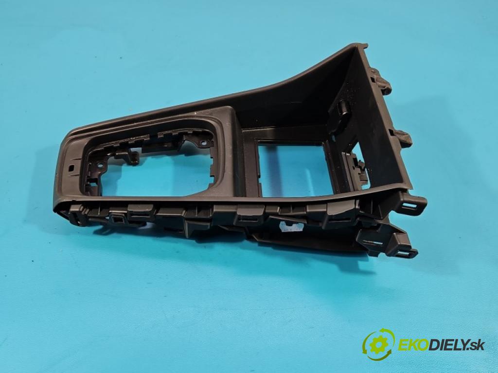 Renault Captur II 2019- 1.3 140 HP manual 103 kW 1332 cm3 5- kryt plast 969126679R