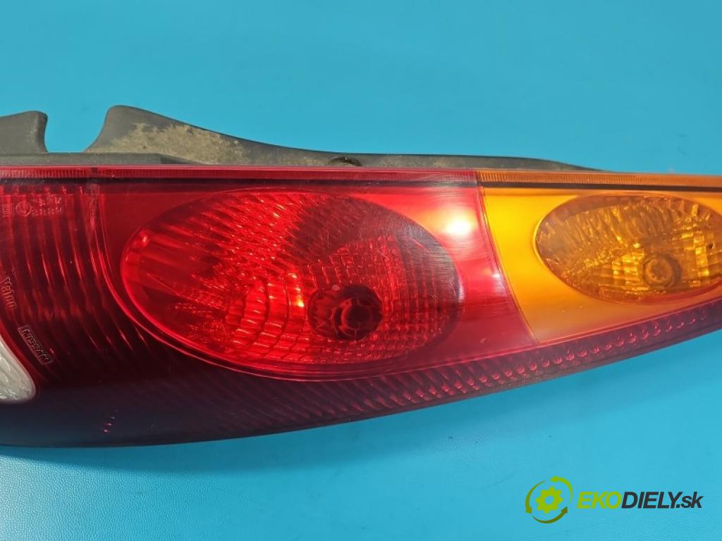 Nissan Almera tino 1.8 16V 114 HP manual 84 kW 1769 cm3 5- svetlo / reflektor zadné pravé blatník