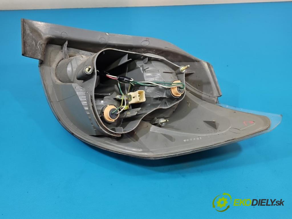 Toyota Matrix 1.8 vvti 125 HP manual 92 kW 1794 cm3 5- svetlo / reflektor zadné ľavé blatník
