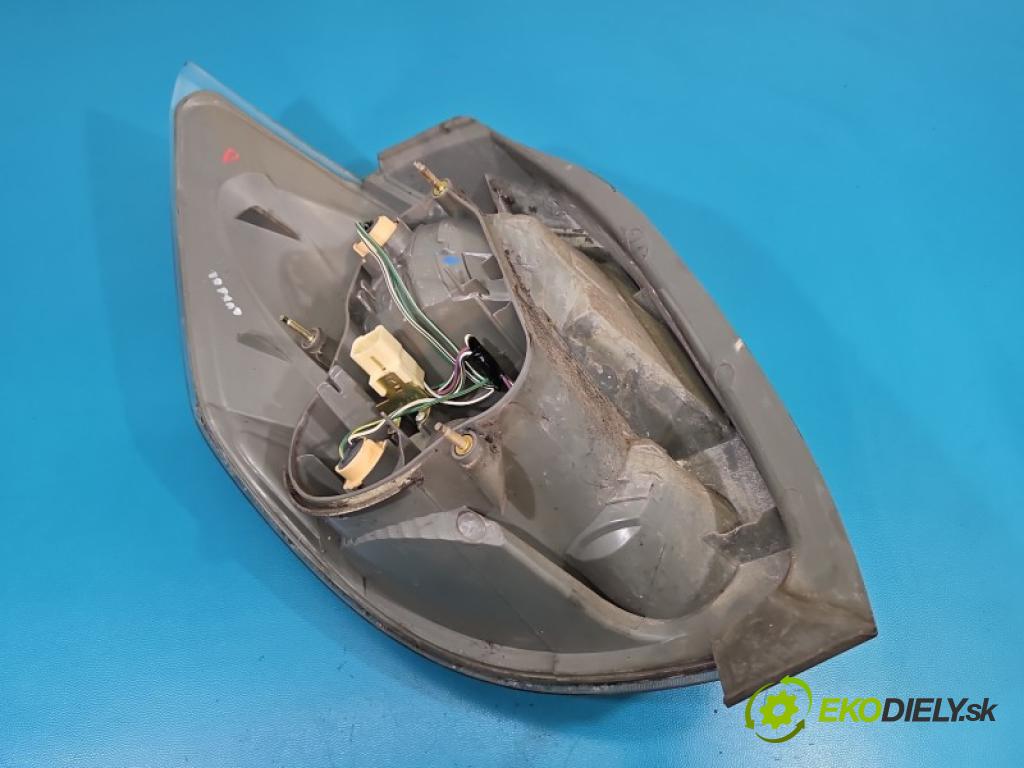 Toyota Matrix 1.8 vvti 125 HP manual 92 kW 1794 cm3 5- svetlo / reflektor zadné pravé blatník