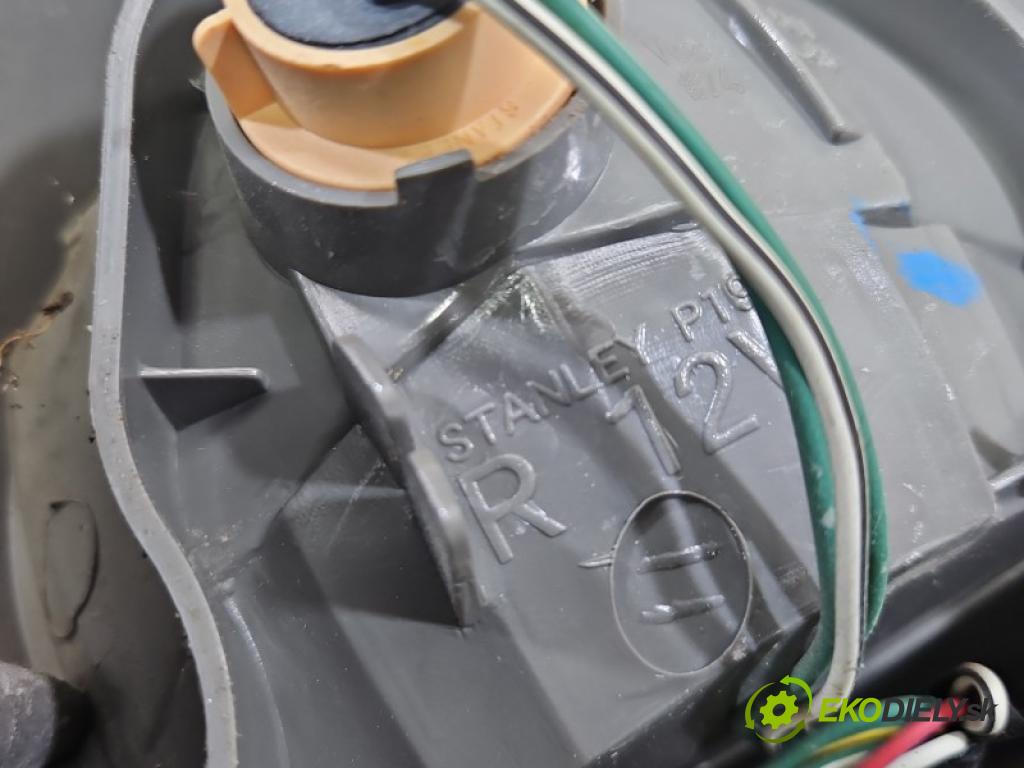 Toyota Matrix 1.8 vvti 125 HP manual 92 kW 1794 cm3 5- svetlo / reflektor zadné pravé blatník
