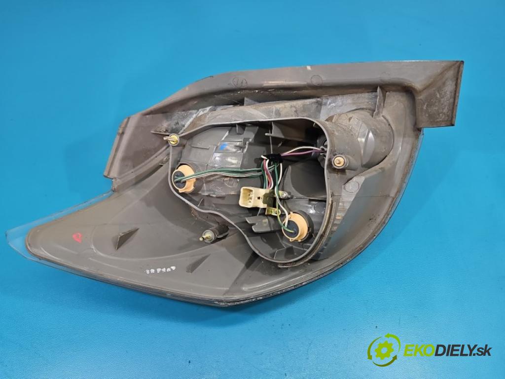 Toyota Matrix 1.8 vvti 125 HP manual 92 kW 1794 cm3 5- svetlo / reflektor zadné pravé blatník