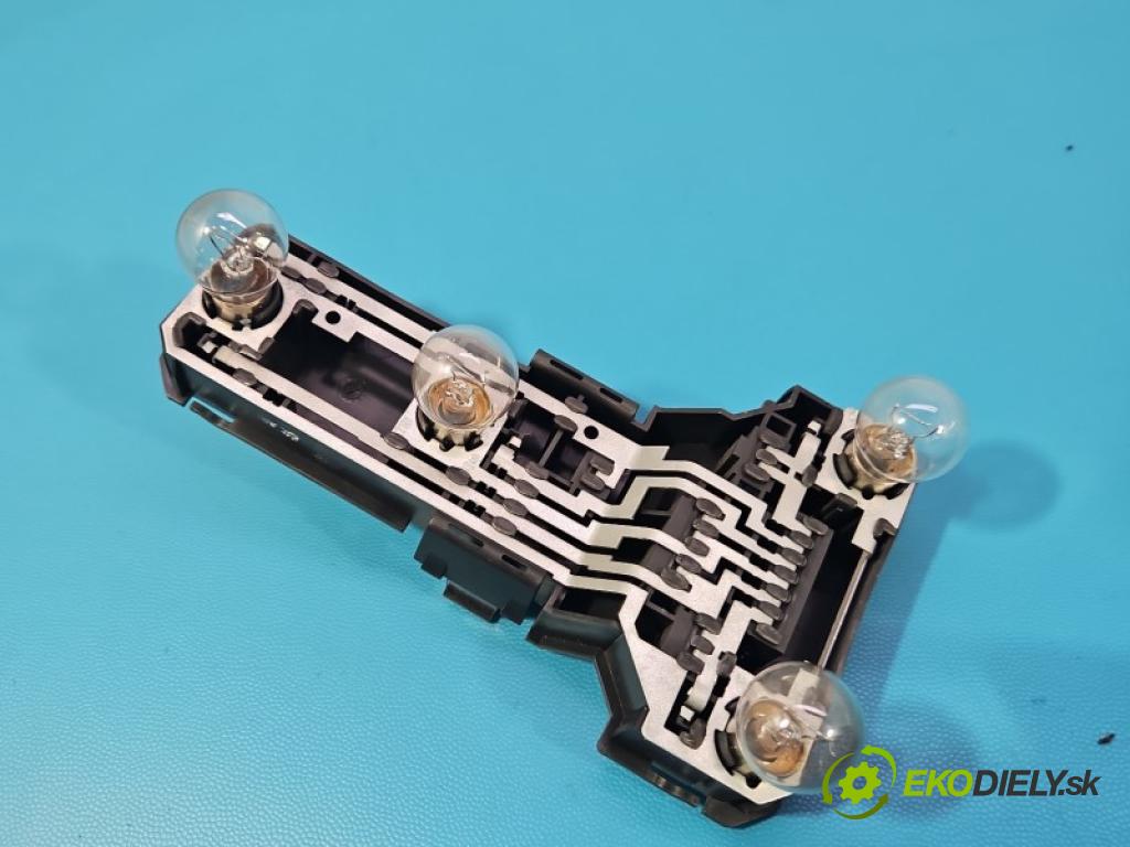 Vw Passat B5 1995-2005 1.9 tdi 110 HP manual 81 kW 1896 cm3 5- svetlo / reflektor zadné ľavé blatník