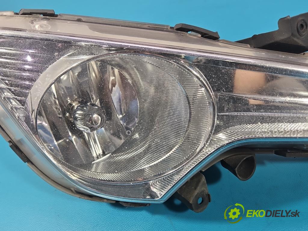 Hyundai I40 1.7 crdi 136 HP manual 100 kW 1685 cm3 5- Halogen pravý 92202-3Z010 (Kľučka dverí ostatné)