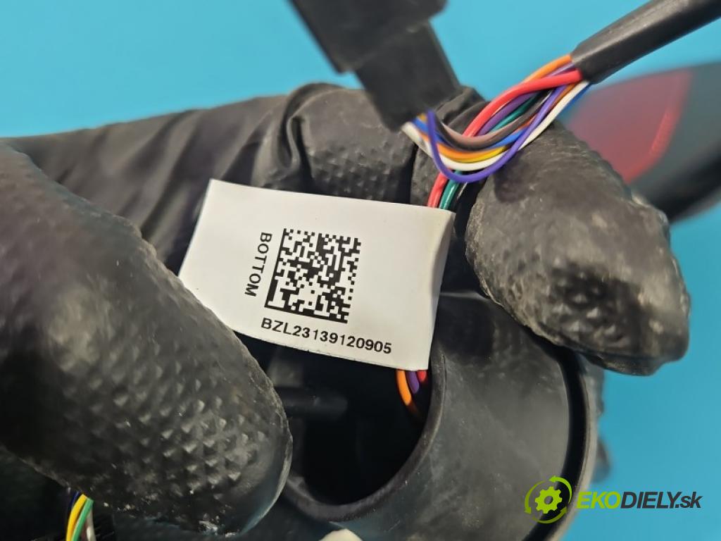 Tesla Model Y 0.0 automatic 378 kW  5- Klapka nalévání paliva 1505514-00-D (Klika dveří ostatní)