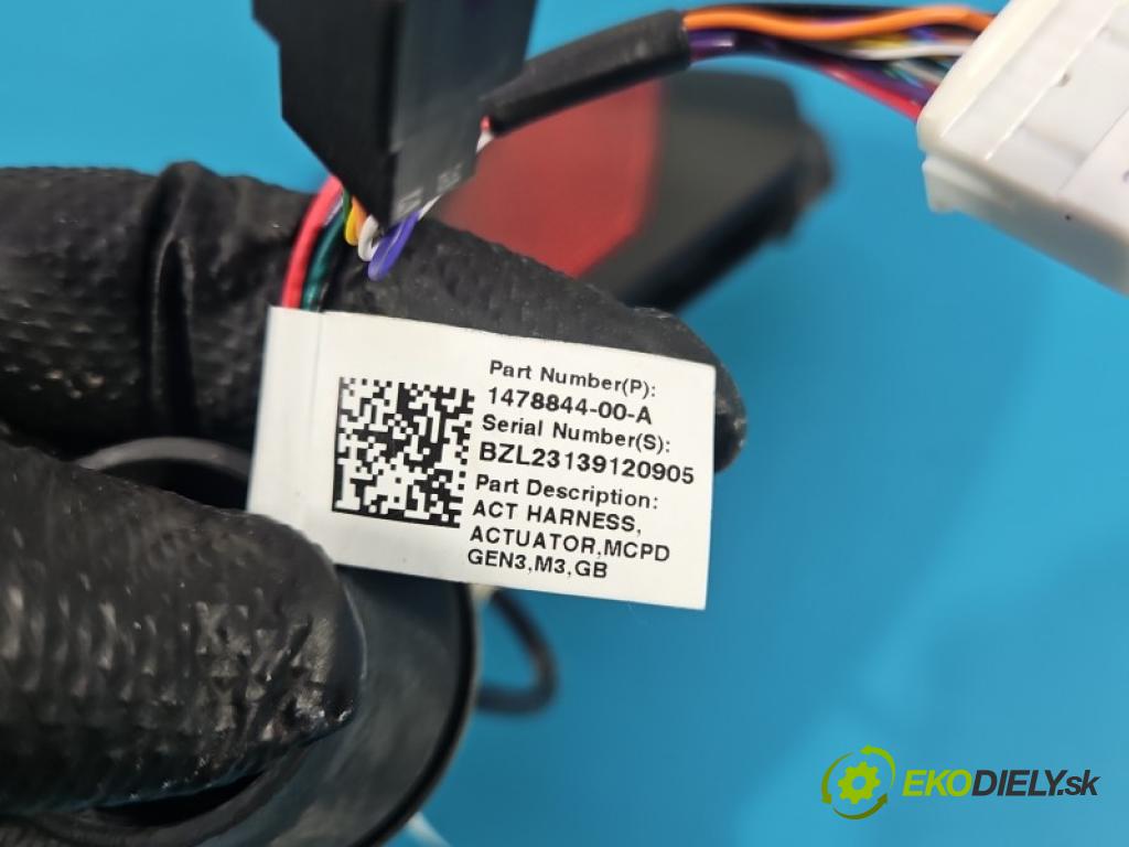 Tesla Model Y 0.0 automatic 378 kW  5- Klapka nalévání paliva 1505514-00-D (Klika dveří ostatní)