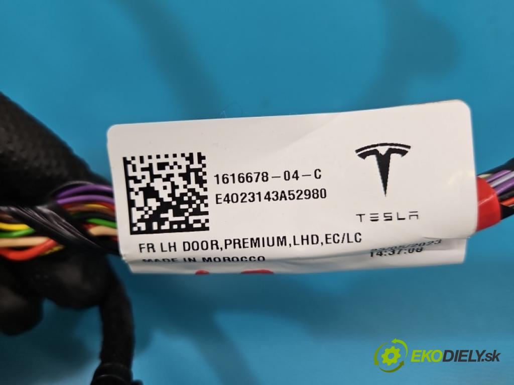 Tesla Model Y 0.0 automatic 378 kW  5- Balíček: dveře přední vlevo 1616678-04-C
