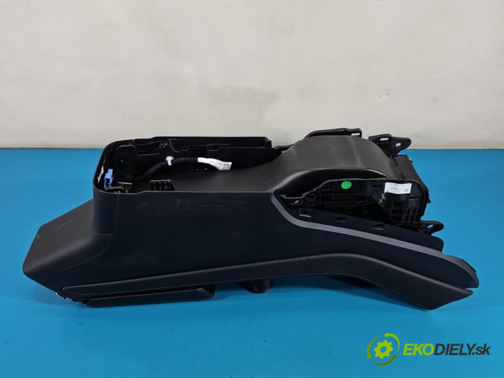 Tesla Model Y 0.0 automatic 378 kW  5- loketní opěrka P1108494 (Loketní opěrka)