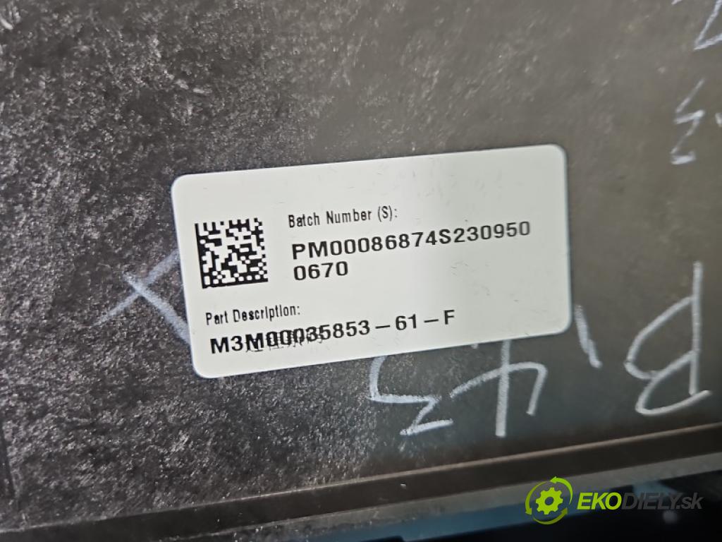 Tesla Model Y 0.0 automatic 378 kW  5- loketní opěrka P1108494 (Loketní opěrka)
