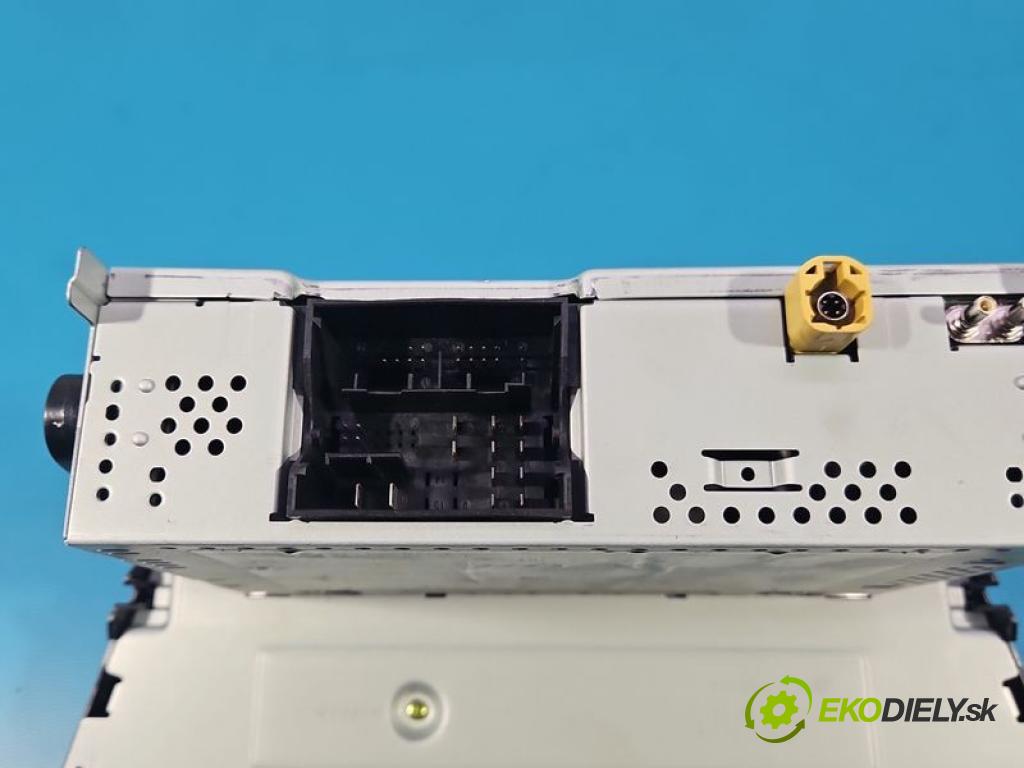 Skoda Fabia III 2014-2021 1.0 TSI 95 hp manual 70 kW 999 cm3 5- Radio továrna: 6V0035871J