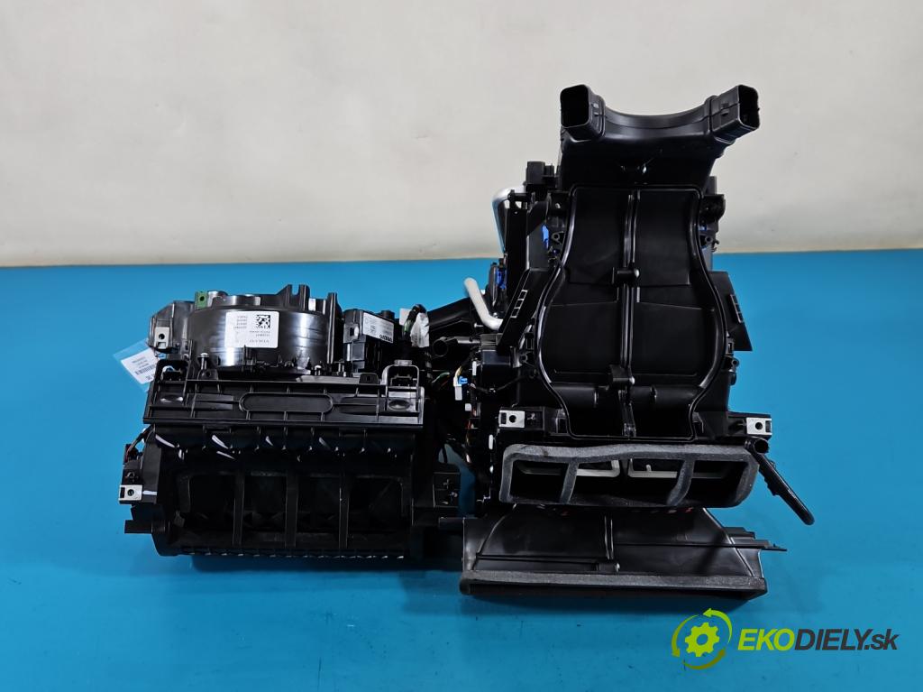 Volvo XC40 2017- 2.0 T B3 163 HP automatic 120 kW 1969 cm3 5- radiator 32296405 (Radiátor kúrenia)