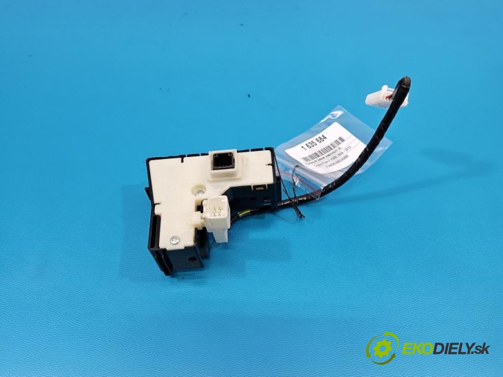 Toyota Prius III XW30 2009-2015 1.8 16V 99 hp automatic 73 kW 1798 cm3 5- Přepínač světel nouzový: