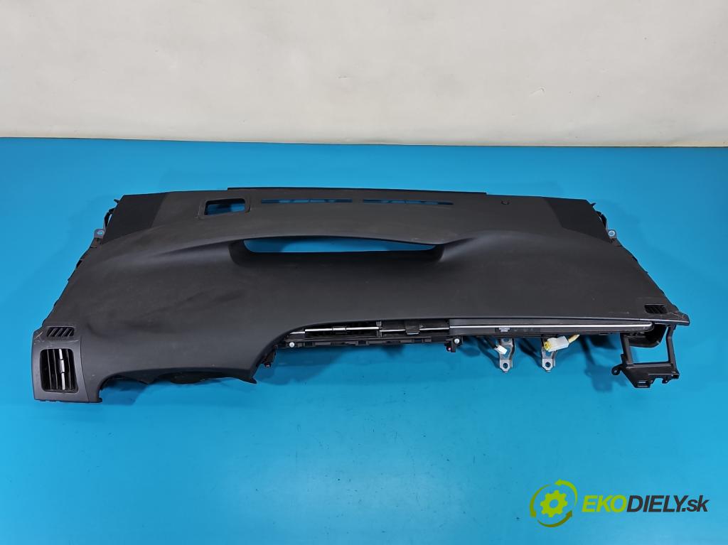 Toyota Prius III XW30 2009-2015 1.8 16V 99 HP automatic 73 kW 1798 cm3 5- kokpit,pristrojová doska rozdeľovacia