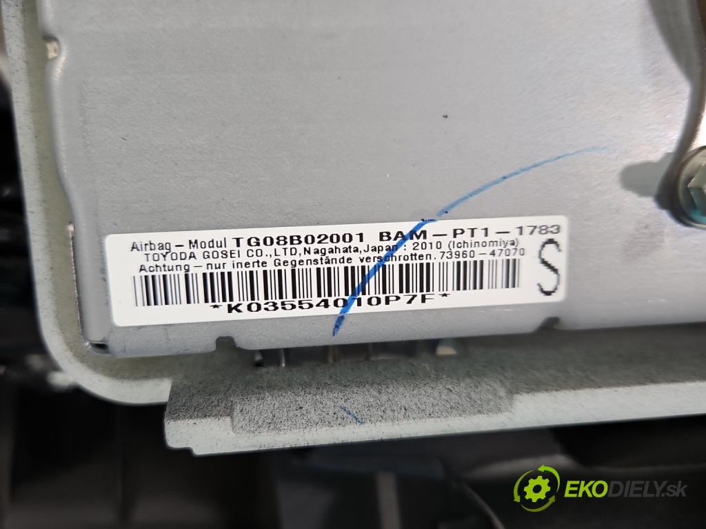 Toyota Prius III XW30 2009-2015 1.8 16V 99 HP automatic 73 kW 1798 cm3 5- kokpit,pristrojová doska rozdeľovacia