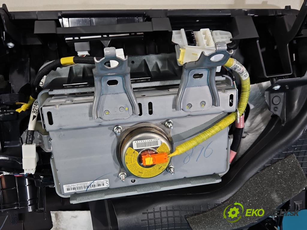 Toyota Prius III XW30 2009-2015 1.8 16V 99 HP automatic 73 kW 1798 cm3 5- kokpit,pristrojová doska rozdeľovacia