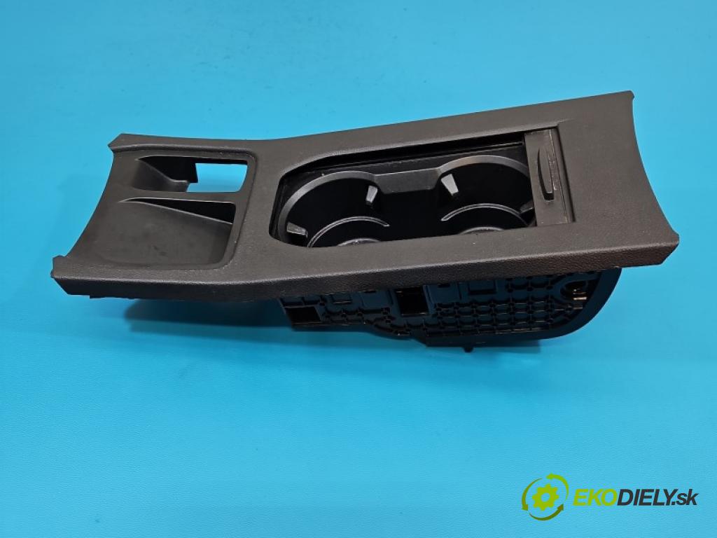 Renault Clio V 2019- 1.6 16v 91 KM automatic 67 kW 1598 cm3 5- Rukojeť: na nápoje:  (Držiak (úchyt) na nápoje)