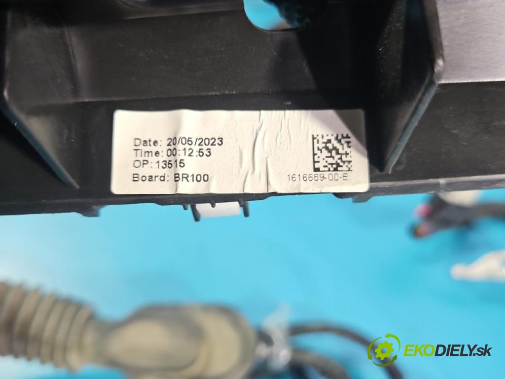 Tesla Model Y 0.0 automatic 378 kW  5- Balíček: kufrových dveří zadní 1616689-00-E