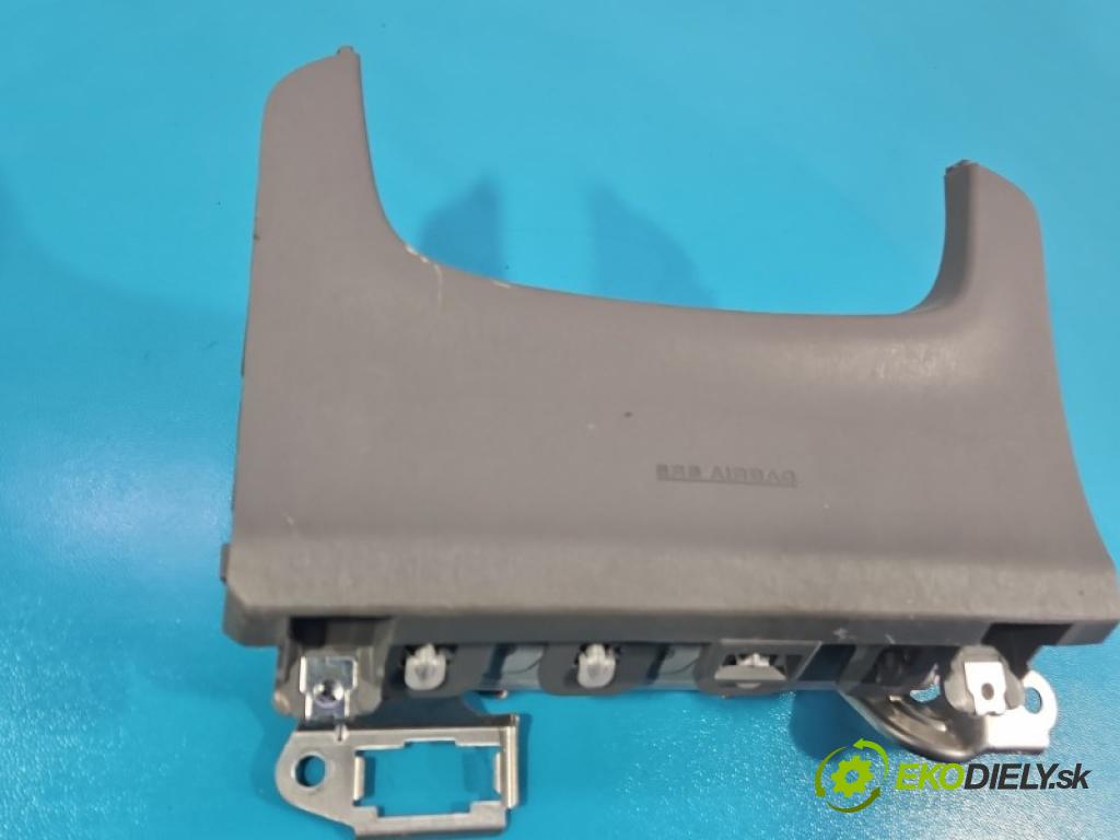 Toyota Prius III XW30 2009-2015 1.8 16V 99 HP automatic 73 kW 1798 cm3 5- airbag vzduch: