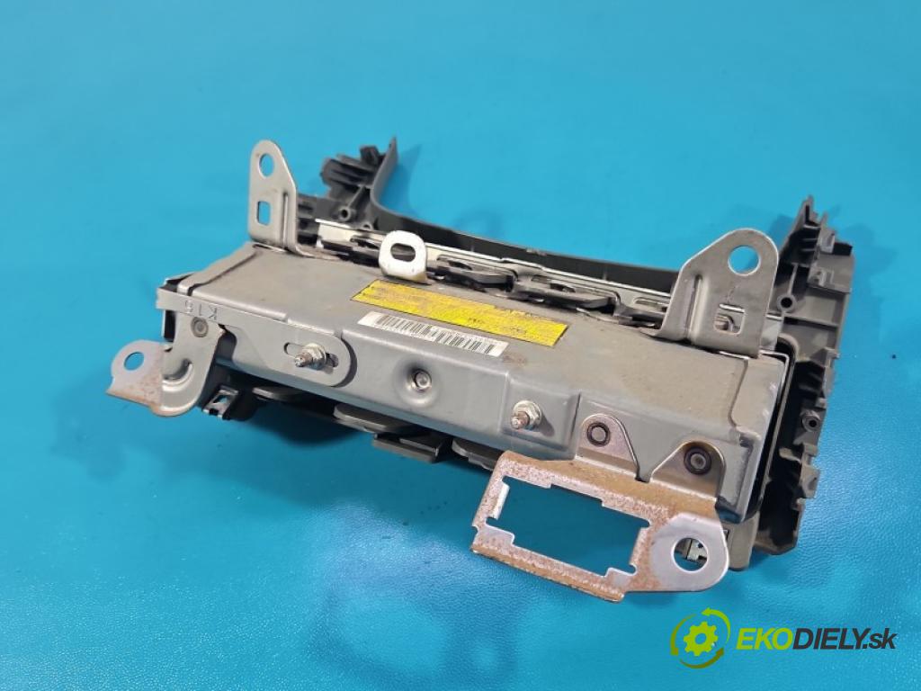 Toyota Prius III XW30 2009-2015 1.8 16V 99 HP automatic 73 kW 1798 cm3 5- airbag vzduch: