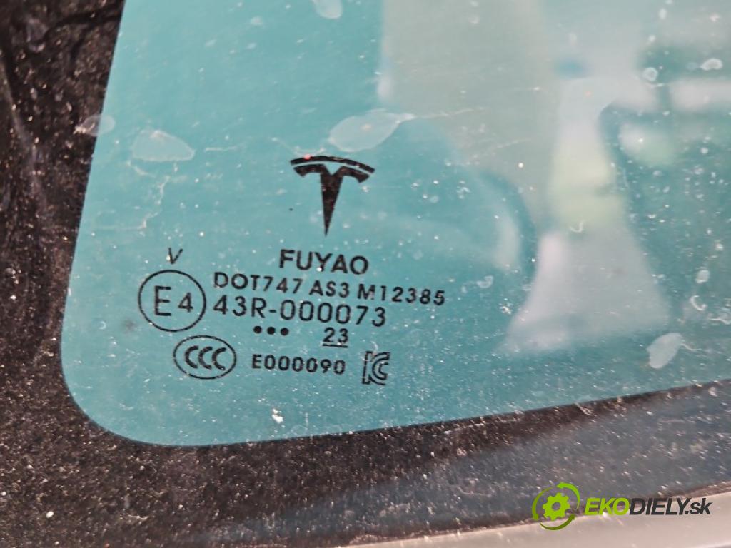 Tesla Model Y 0.0 automatic 378 kW  5- sklo zadní levé